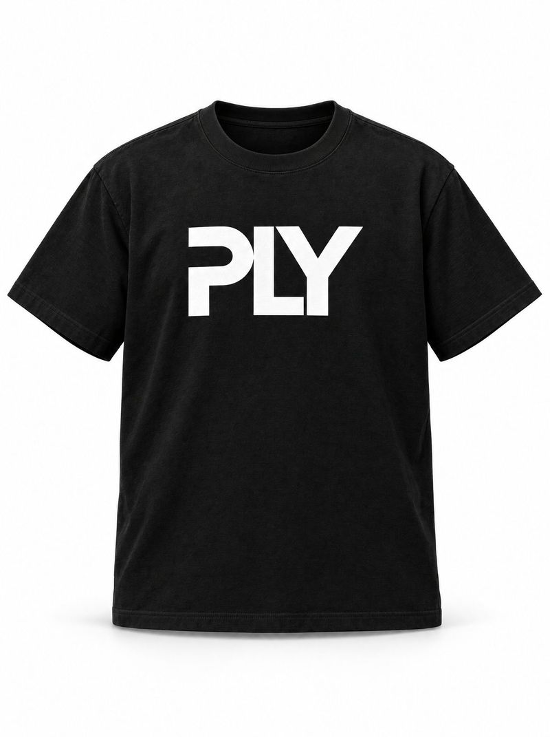 Ghost Mannequin: PLY-T-Shirt freigestellt auf Weiß, in Trageform